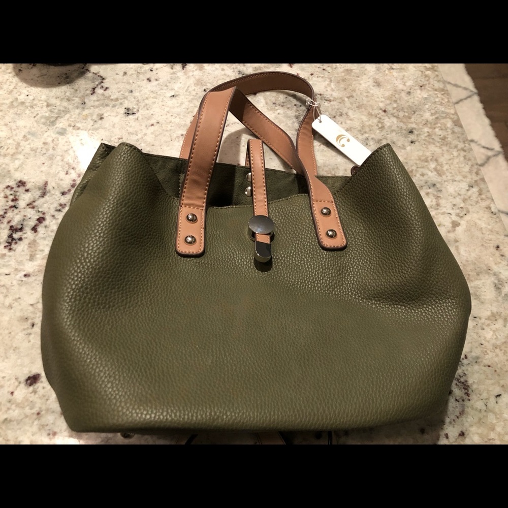 A bundle of two handbags the same only different colors